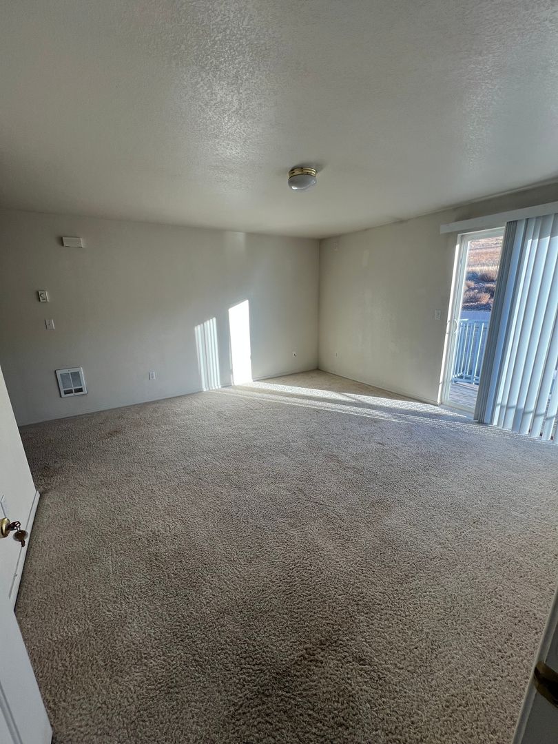 2 Bedroom, 1 Bath Apartment - Located near Sky Lakes and Oregon Tech! 