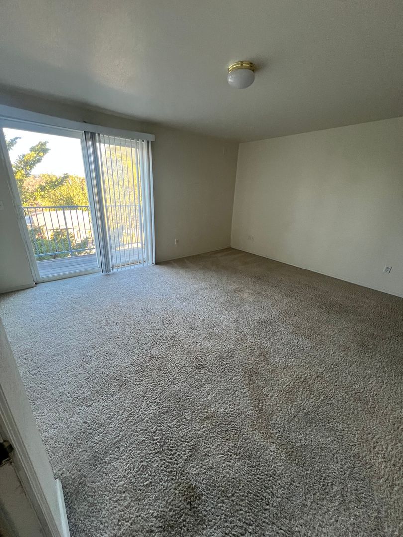 2 Bedroom, 1 Bath Upstairs Apartment - Located near Sky Lakes and Oregon Tech! 