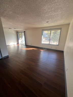 2 Bedroom, 1 Bathroom Upstairs Apartment - Moyina Heights – photo 1