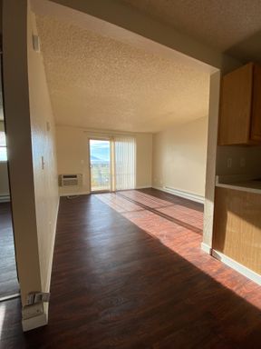 1 bedroom, 1 bathroom upstairs apartment – photo 1