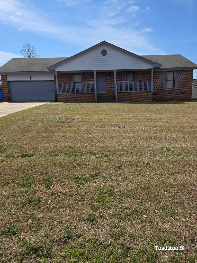 FAYETTEVILLE House: 513  ROUNDTREE DRIVE