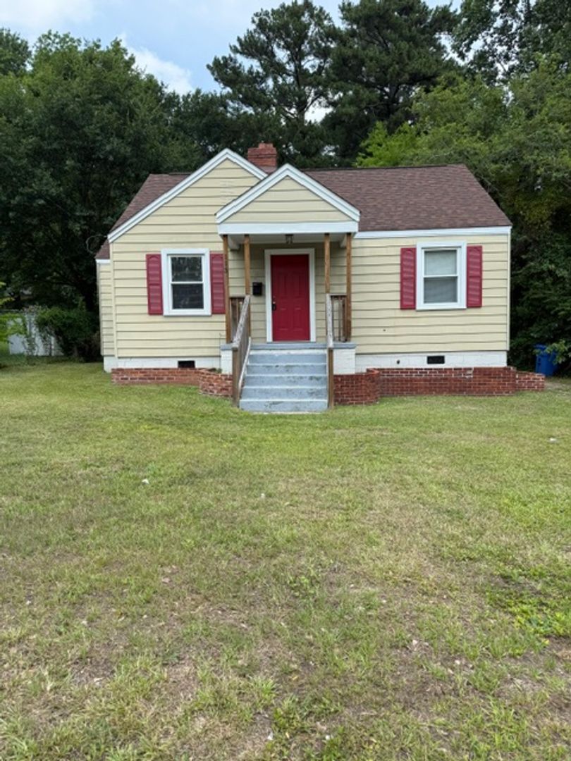 FAYETTEVILLE House: 113 MULLiNS AVE
