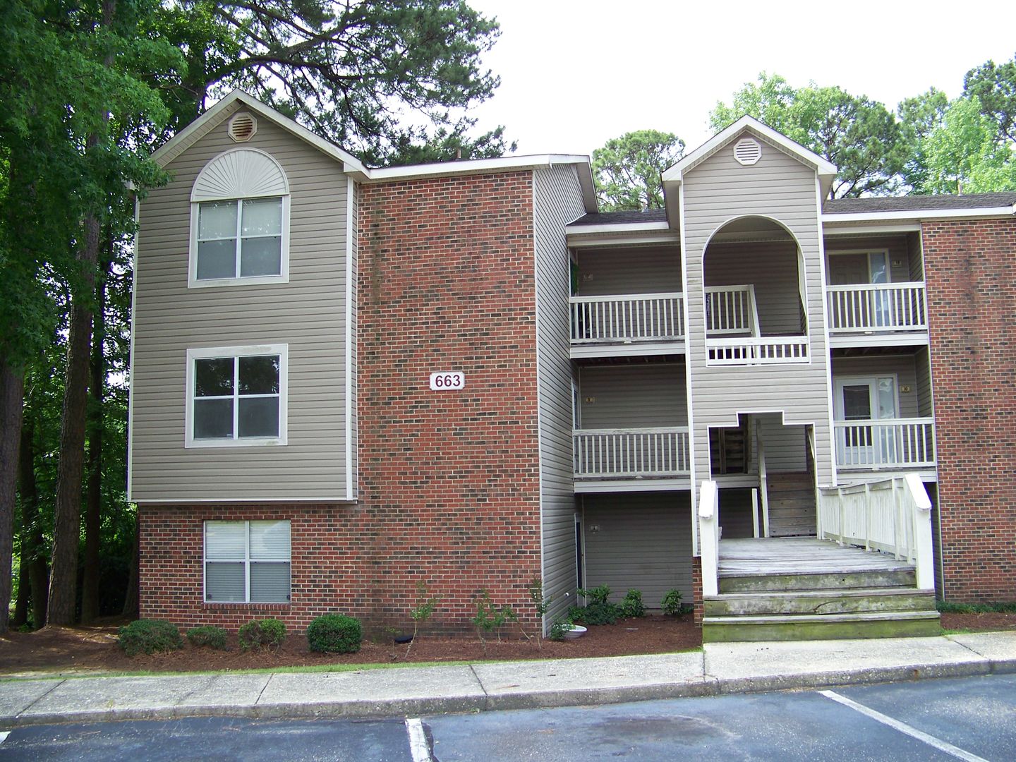 FAYETTEVILLE House: 663-2 BARTON'S LANDING