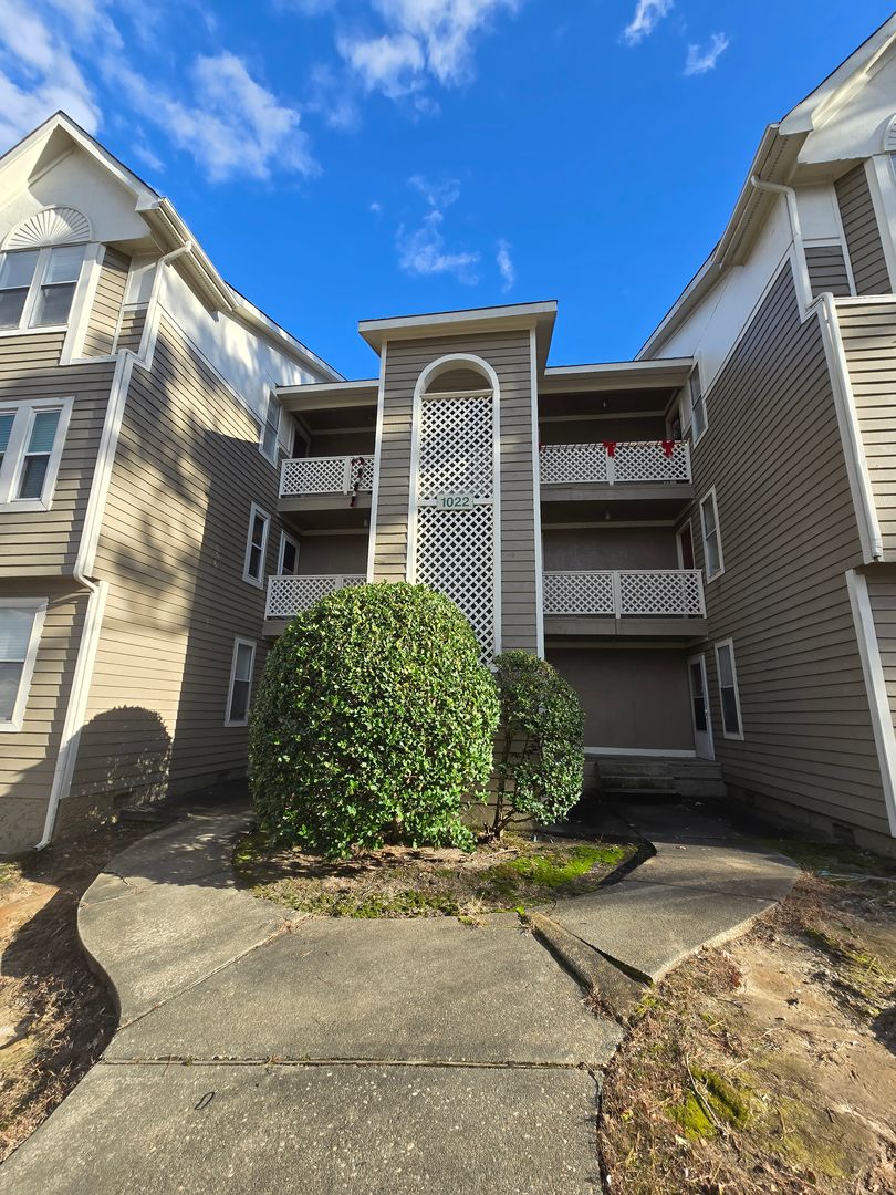 Fayetteville House: 1022-7 Wood Creek Drive