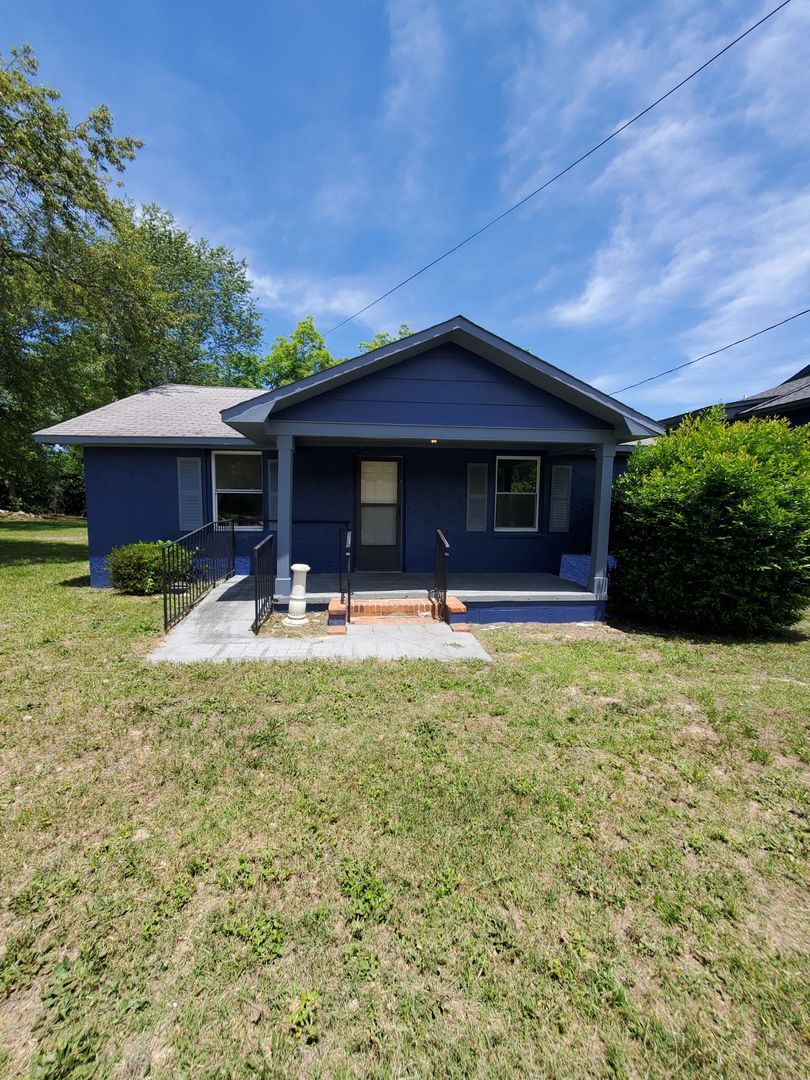 Fayetteville House: 2220 Murchison Road