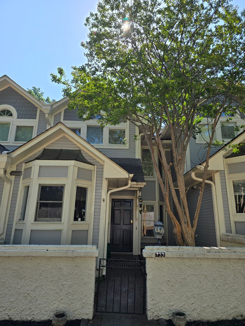 Fayetteville House: 733 Victorian Place
