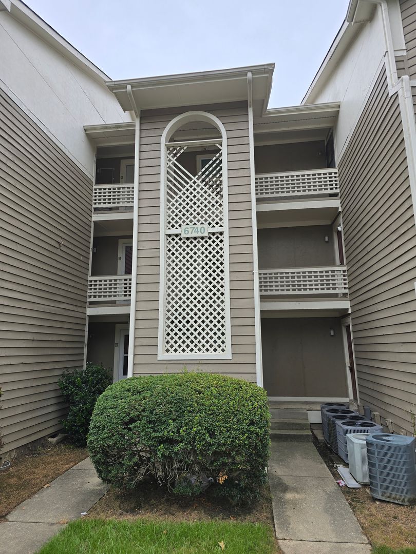 Fayetteville House: 6740-9 Willowbrook Drive