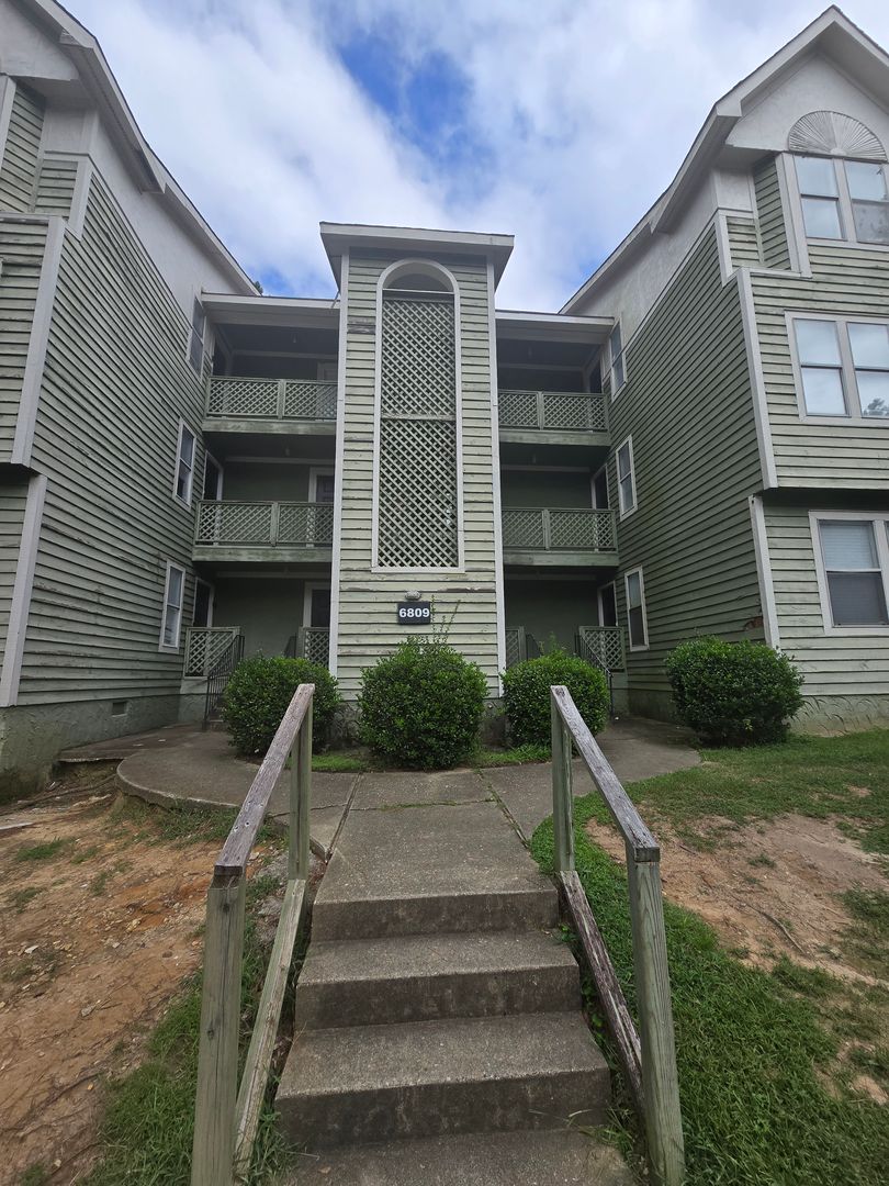 Fayetteville House: 6809-5 Willowbrook Drive