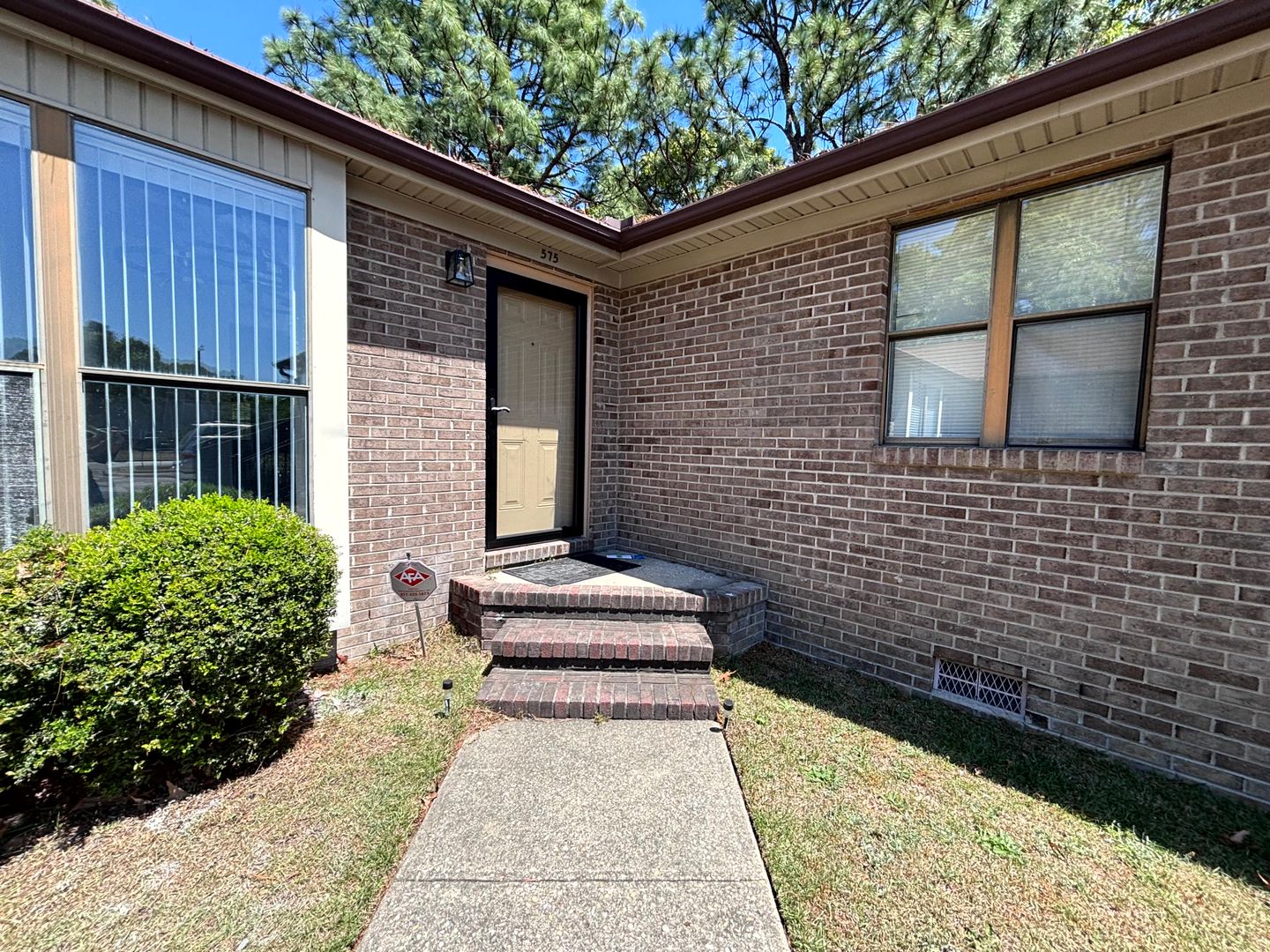 Hope Mills House: 575 Countrytown Dr