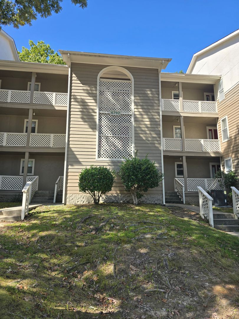 Fayetteville House: 6792-13 Willowbrook Drive