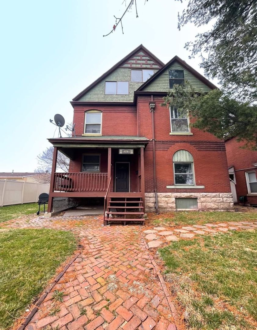 Quincy Apartment: 426 S. 12th St.