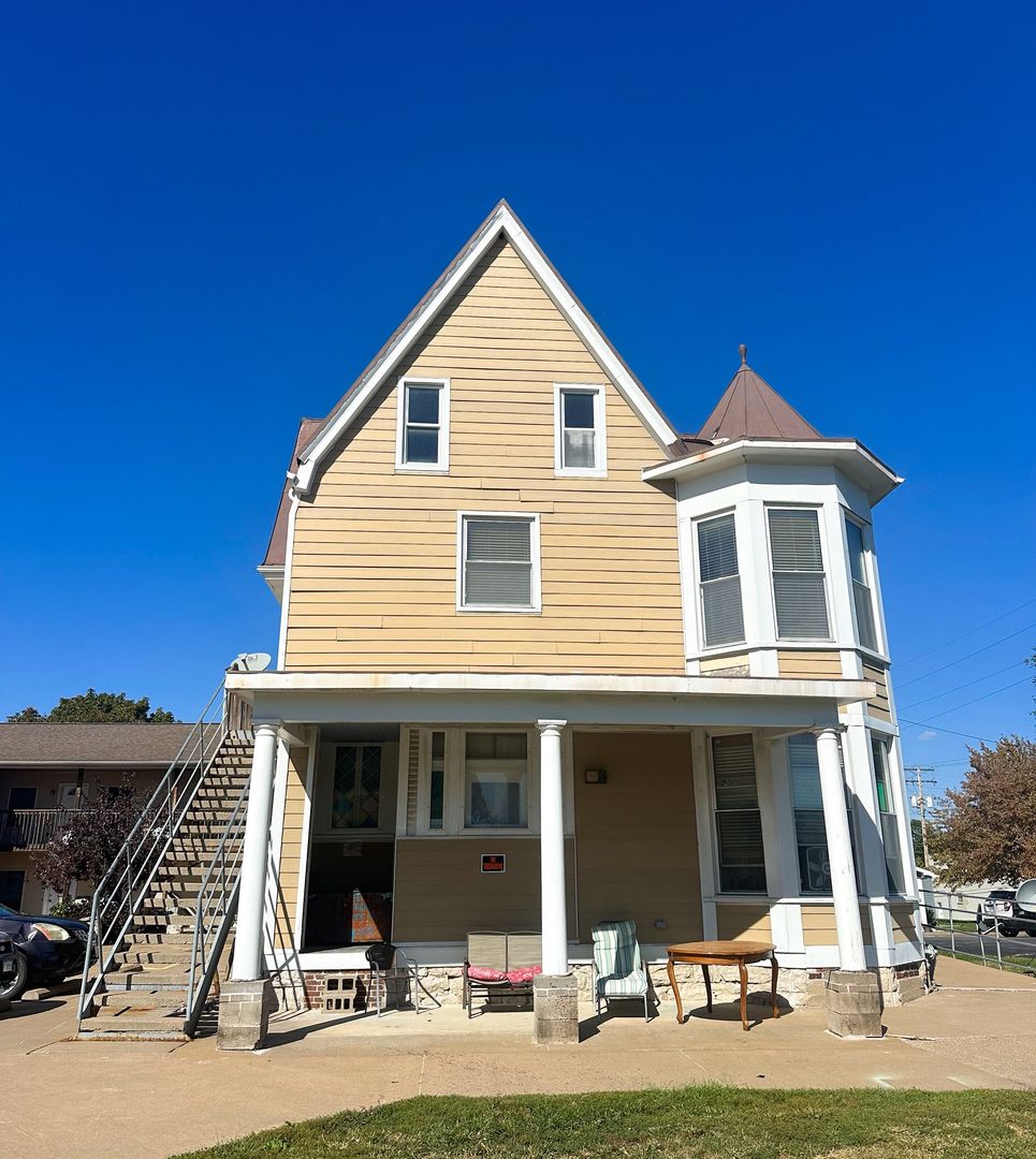 Quincy Apartment: 1527 Locust St.