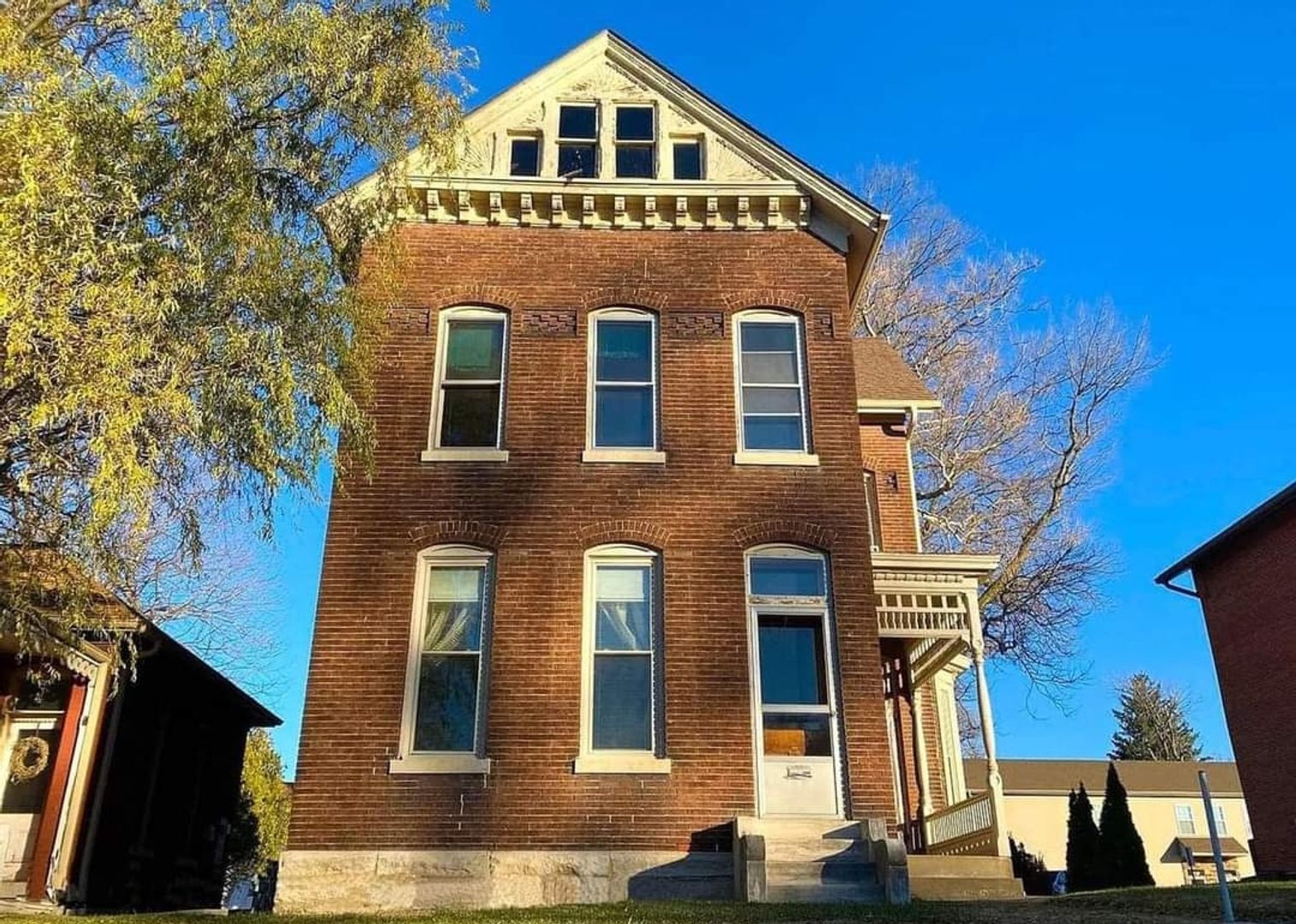 Quincy Apartment: 319 S. 8th St.