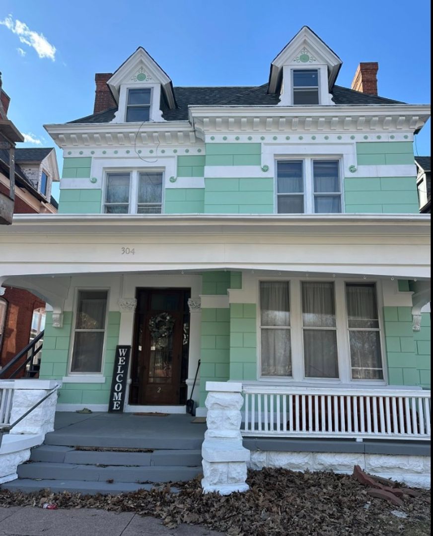 Quincy Apartment: 304 S 12th St