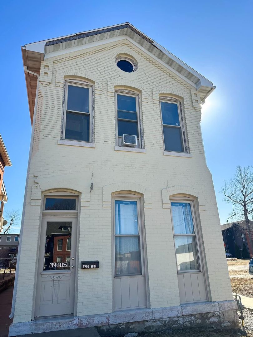 Quincy Apartment: 820 York St.