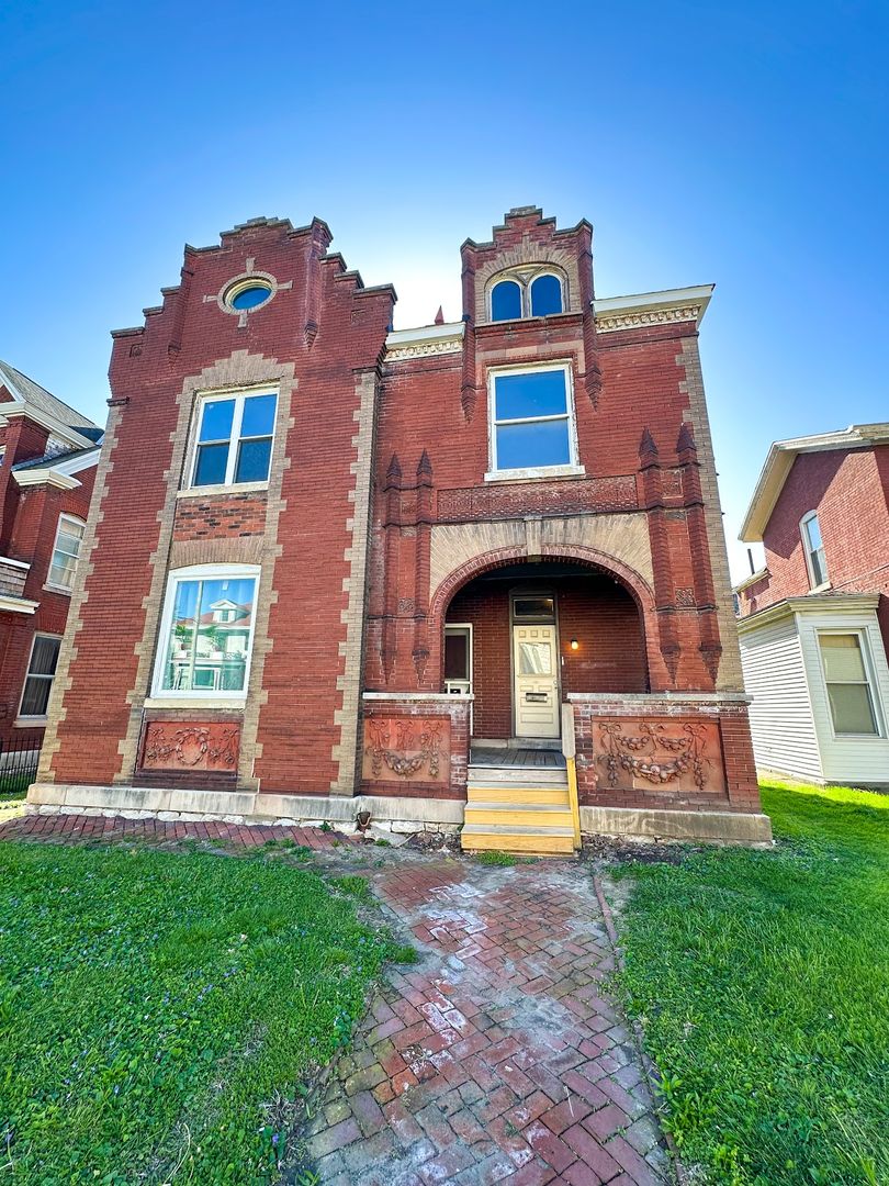 Quincy Apartment: 208 S. 12th St.