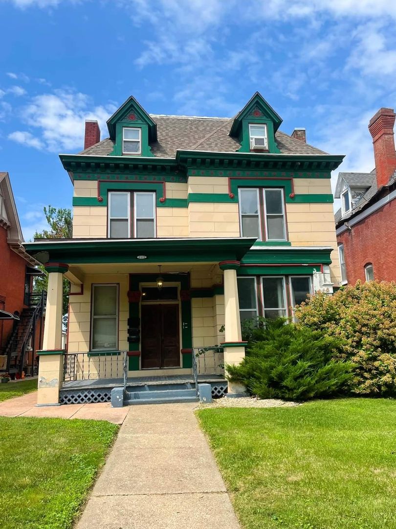 Quincy Apartment: 312 S 12th St