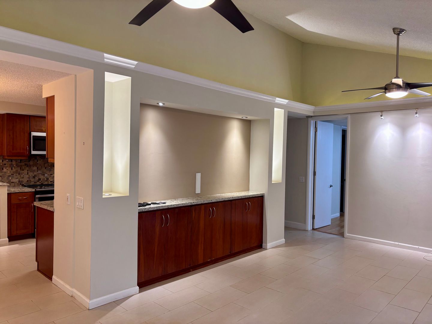 Honolulu Condo: 250 Kawaihae St #23A