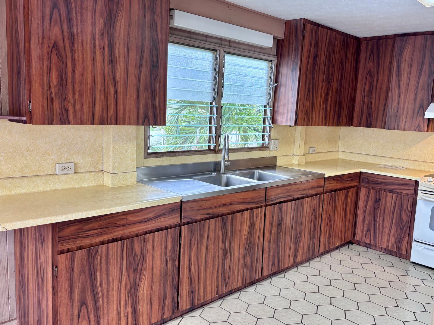 Honolulu House: 3463 Kaimuki Ave.