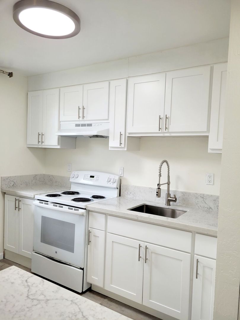 Mililani Townhome: 94-145 Kuahelani Ave #130