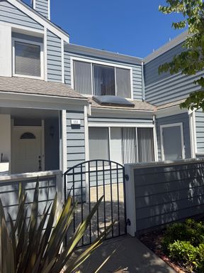 Wonderful 2 Bedroom, 2.5 Bath Condo! – photo 1