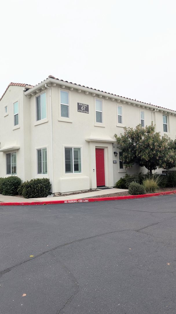 Sacramento Townhome: 5301 E Commerce Way - 67104