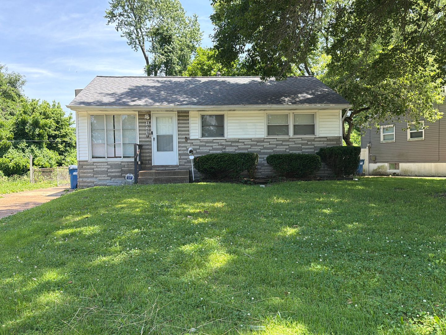 St. Louis House: 10650 Dunkeld Circle