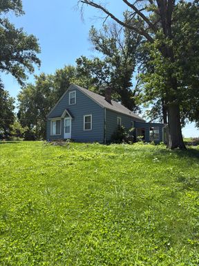 Rare Opportunity! 4 bed, 1 bath home on large lot! – photo 1