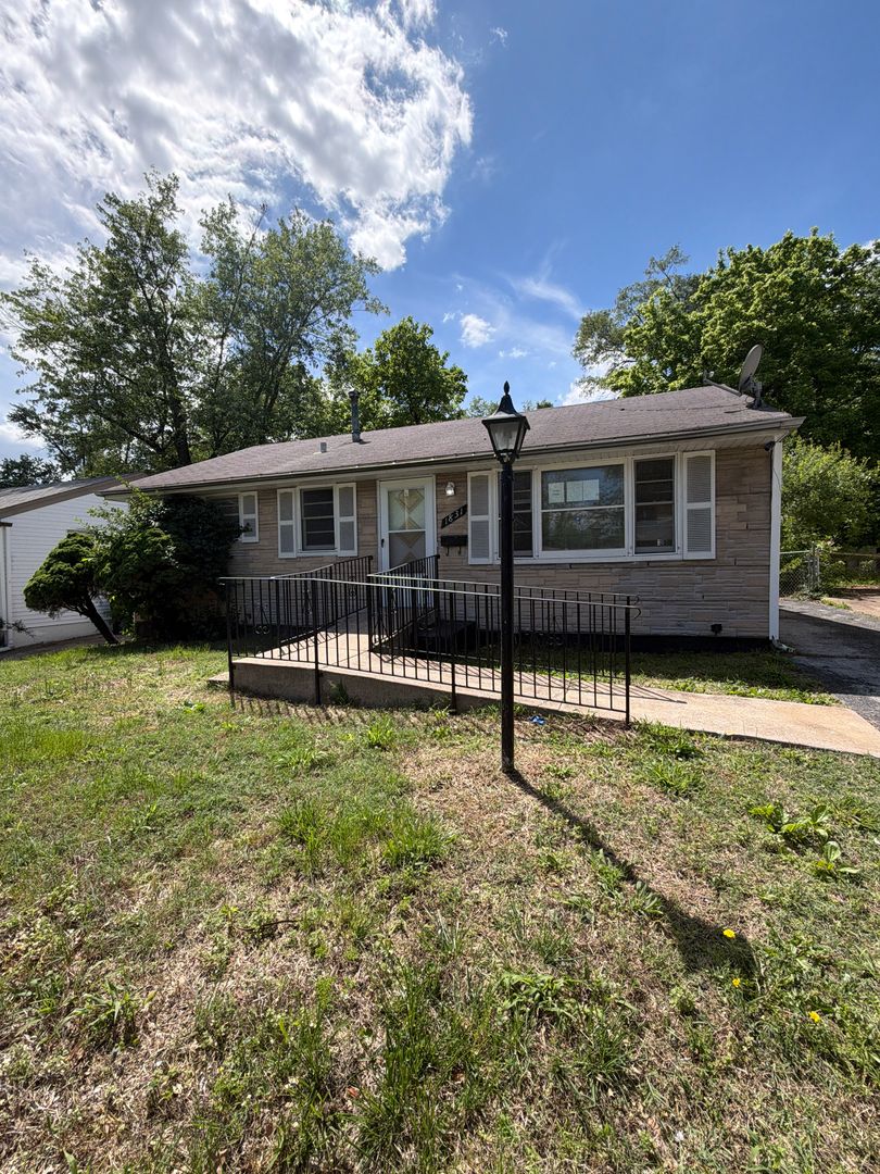 St. Louis House: 1831 Engelholm Ave
