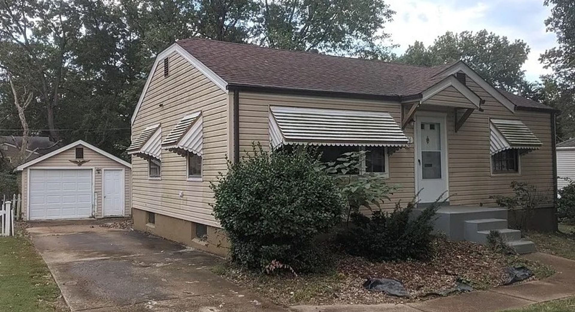 St.Louis House: 1906 Bainbridge Drive