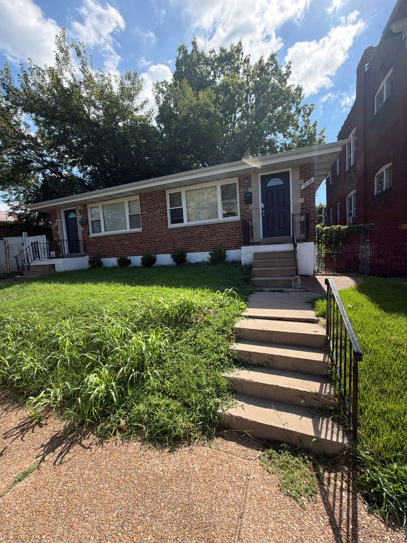 St. Louis House: 3238 S Compton Ave