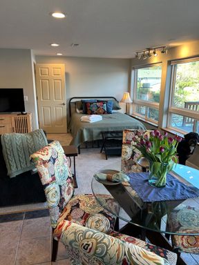Studio Apartment, Fully Furnished, Lake Access, No Washer and Dryer . Four Floors Down walk way, Square footage 550. Utilities Included – photo 1