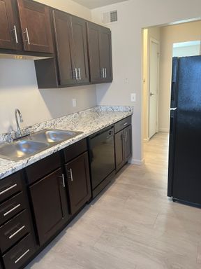 Newly updated one bedroom Apartment waiting for you! - Waitlist Applications – photo 1