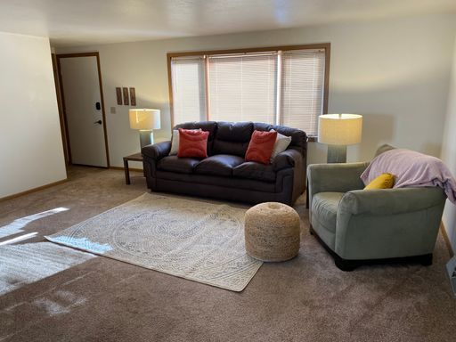 Furnished unit in a side by side duplex in Marshfield! 30 day minimum stay! – photo 1