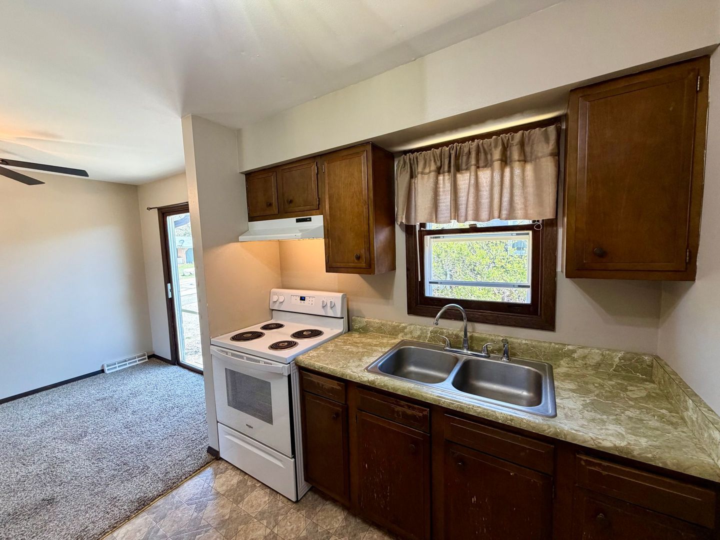 Rhinelander Apartment: 1401 Elizabeth St