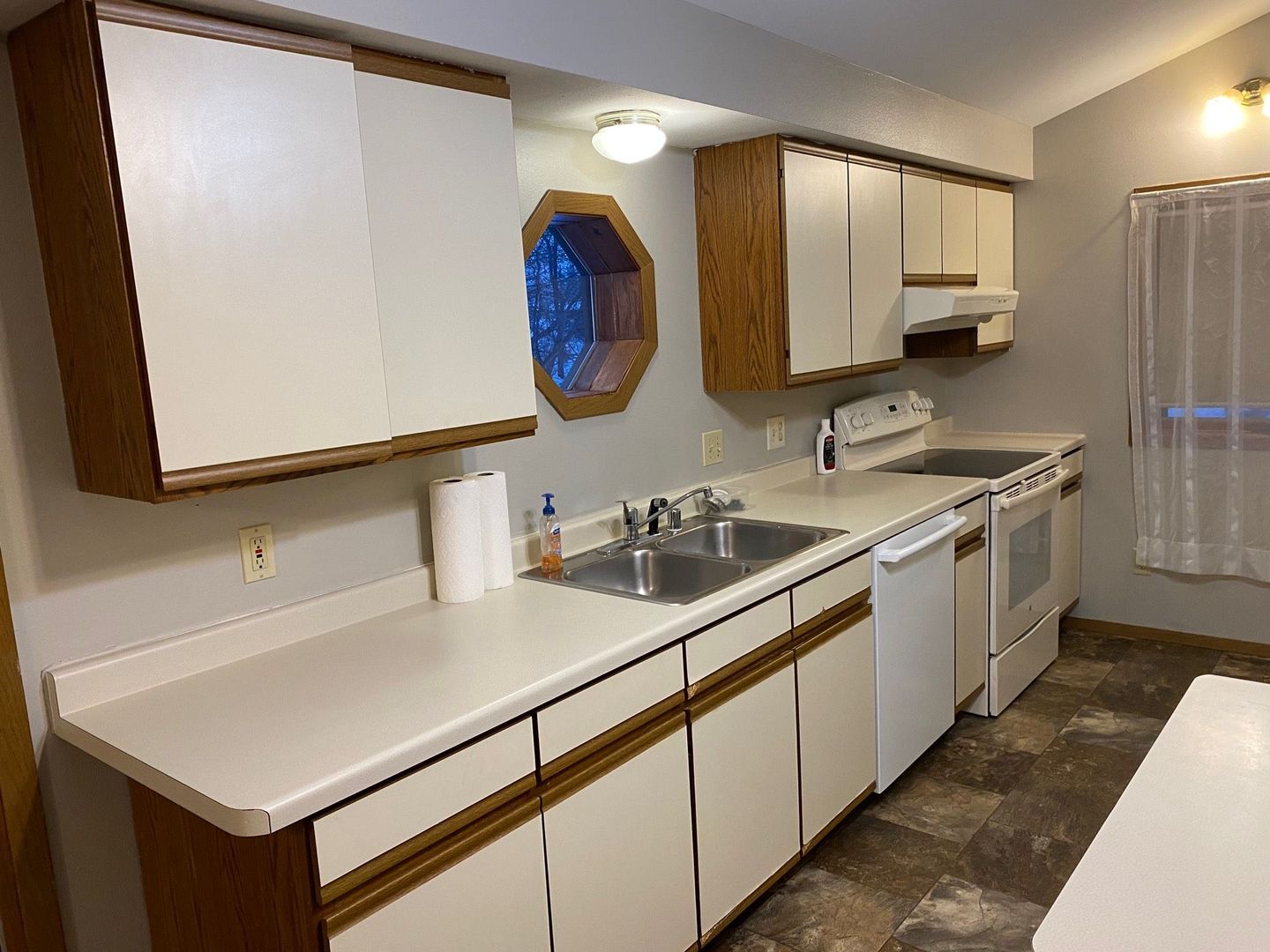 Marshfield Apartment: 2119-2121 Marathon Street
