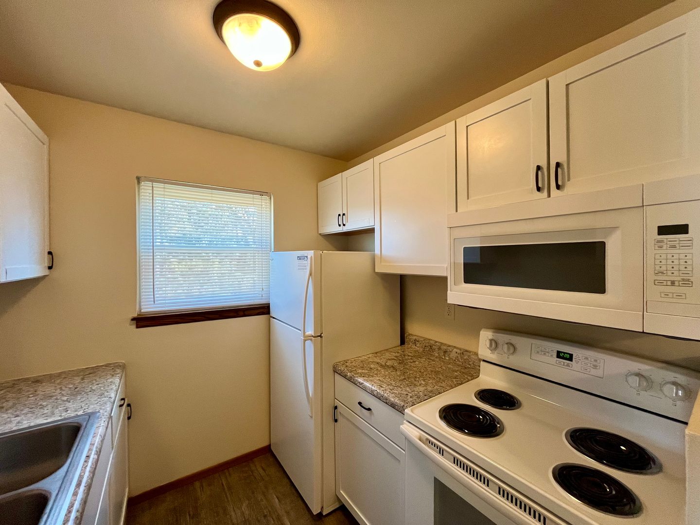 Marshfield Apartment: 619 Laurel Ct