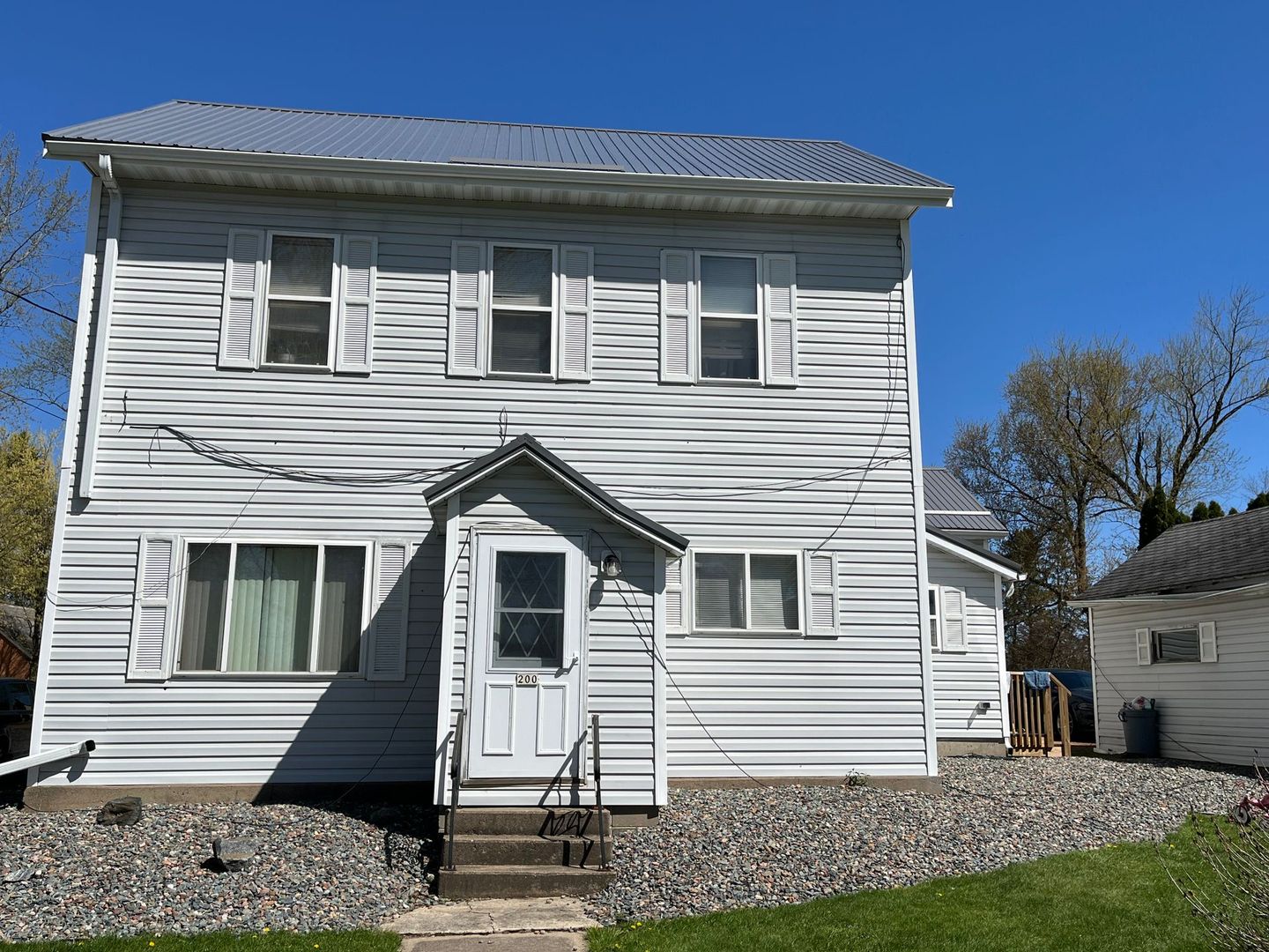 Greenwood Apartment: 200 E Division St