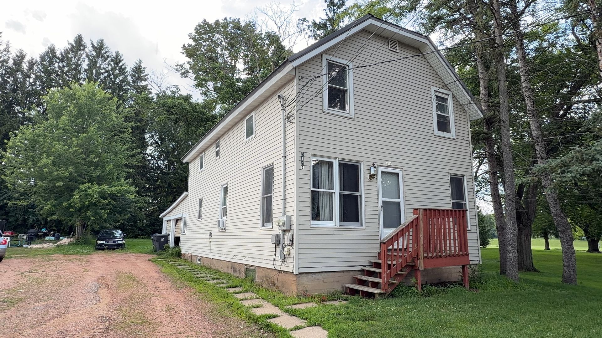 Marshfield Apartment: 614 N Chestnut Ave