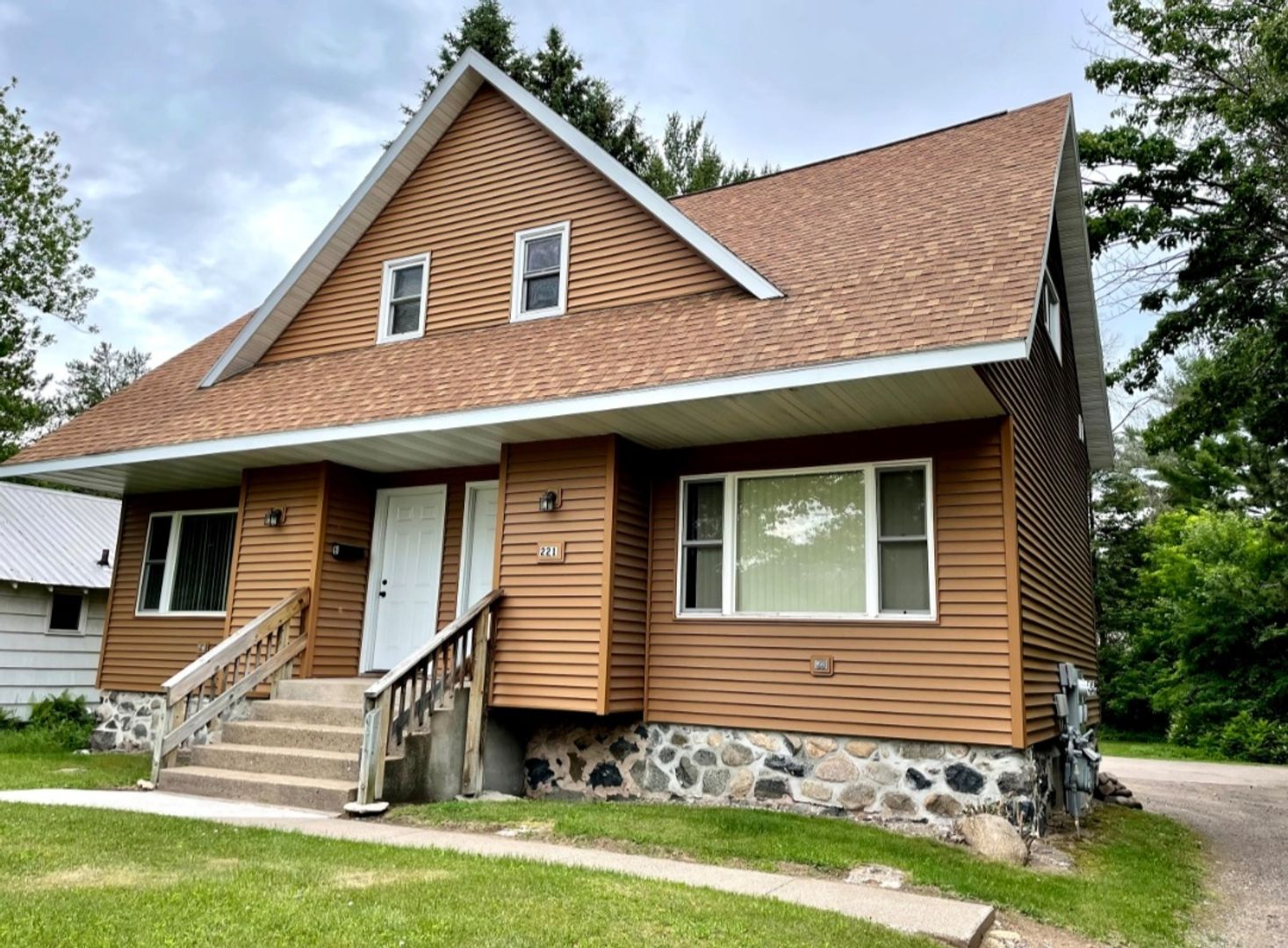 Rhinelander Apartment: 221 Maple St