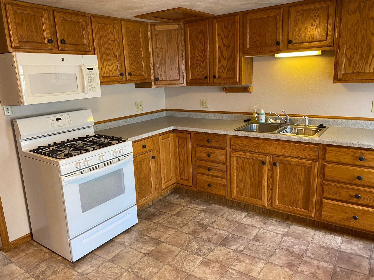 Marshfield Apartment: 410 N Maple Ave