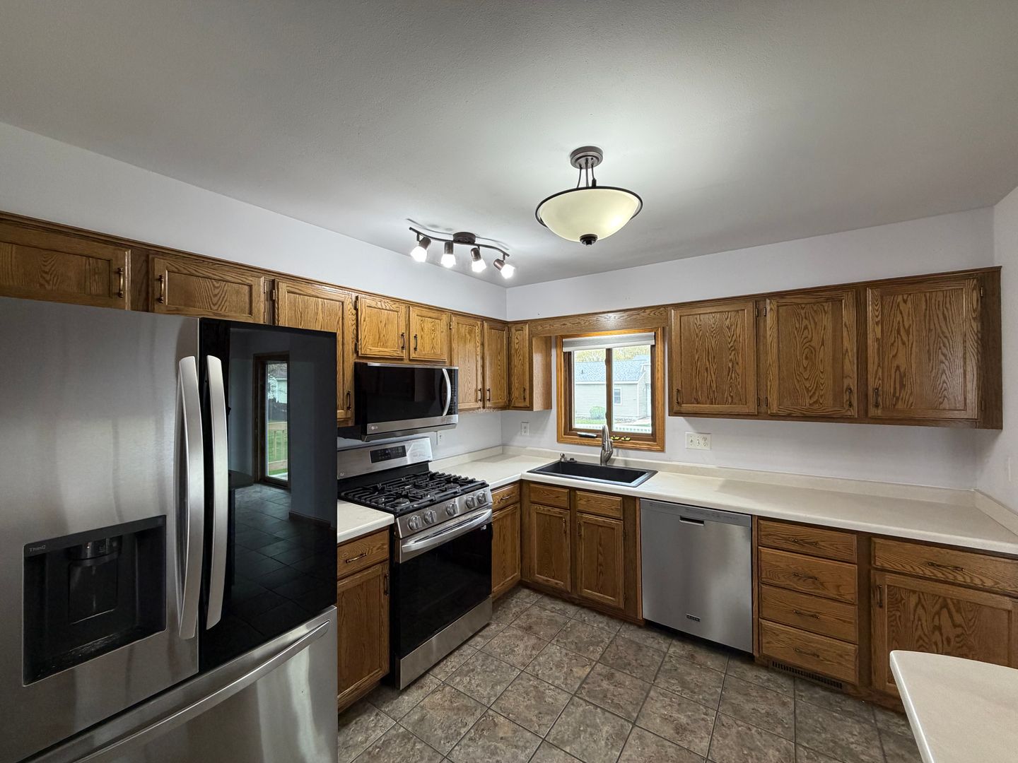 Marshfield House: 1508 E Becker Rd
