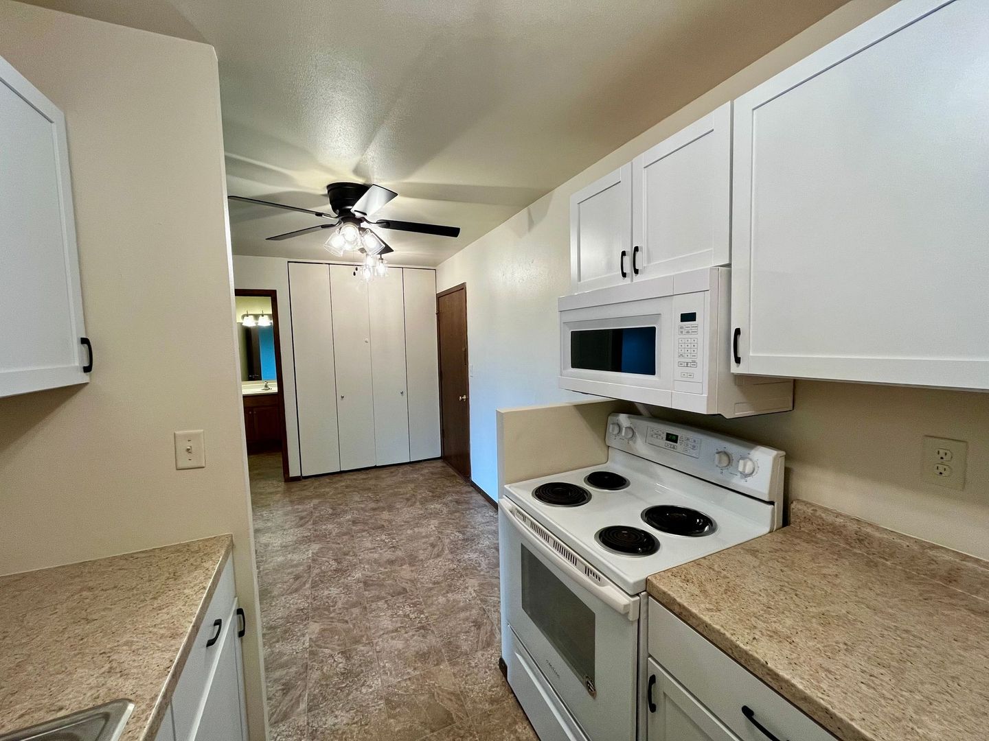 Marshfield Apartment: 619 Laurel Ct