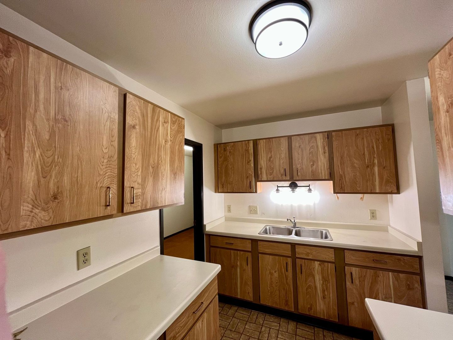 Marshfield Apartment: 1711 Sawyer Dr