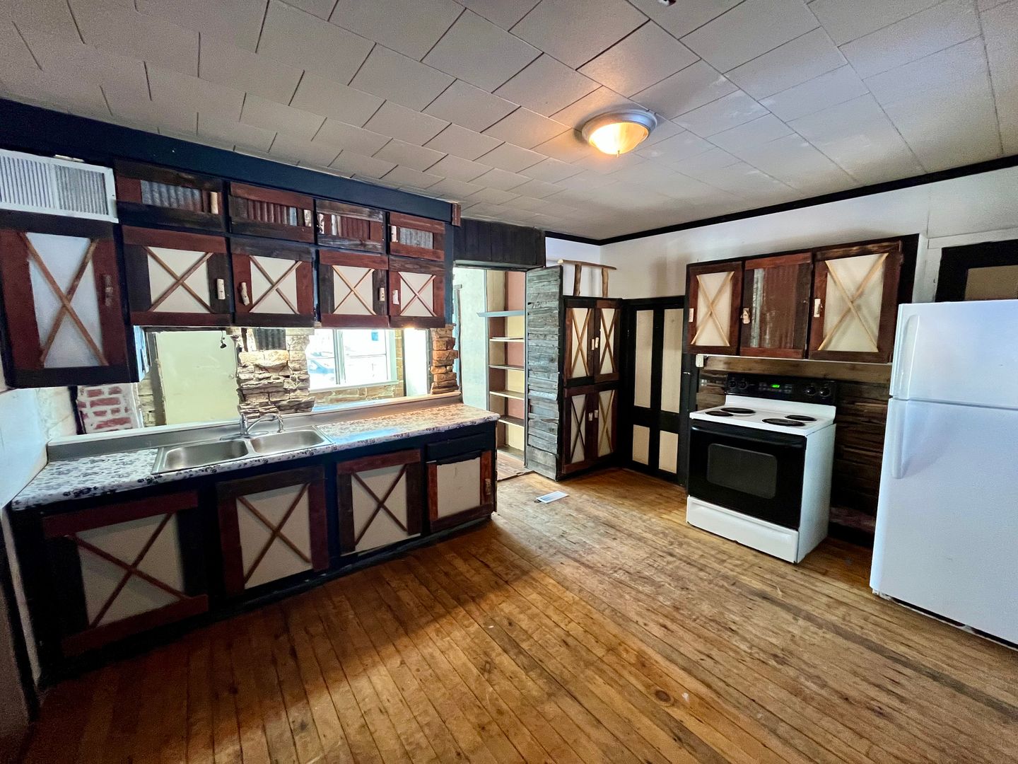 Merrill Apartment: 602 N Genesee St