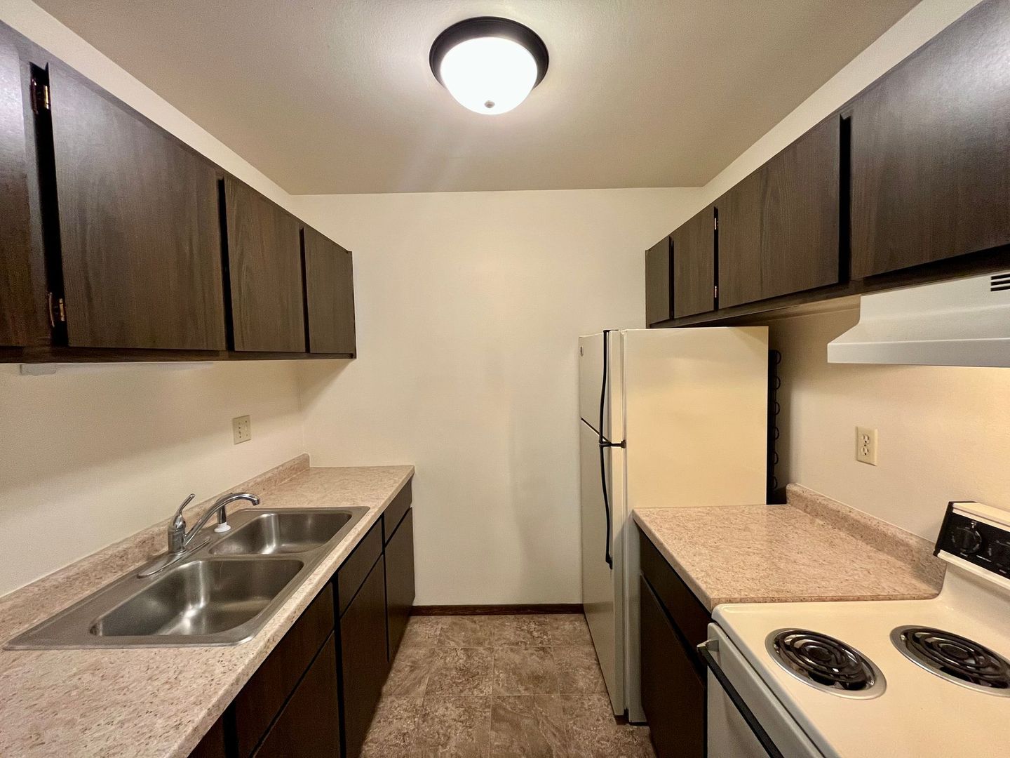 Marshfield Apartment: 619 Laurel Ct