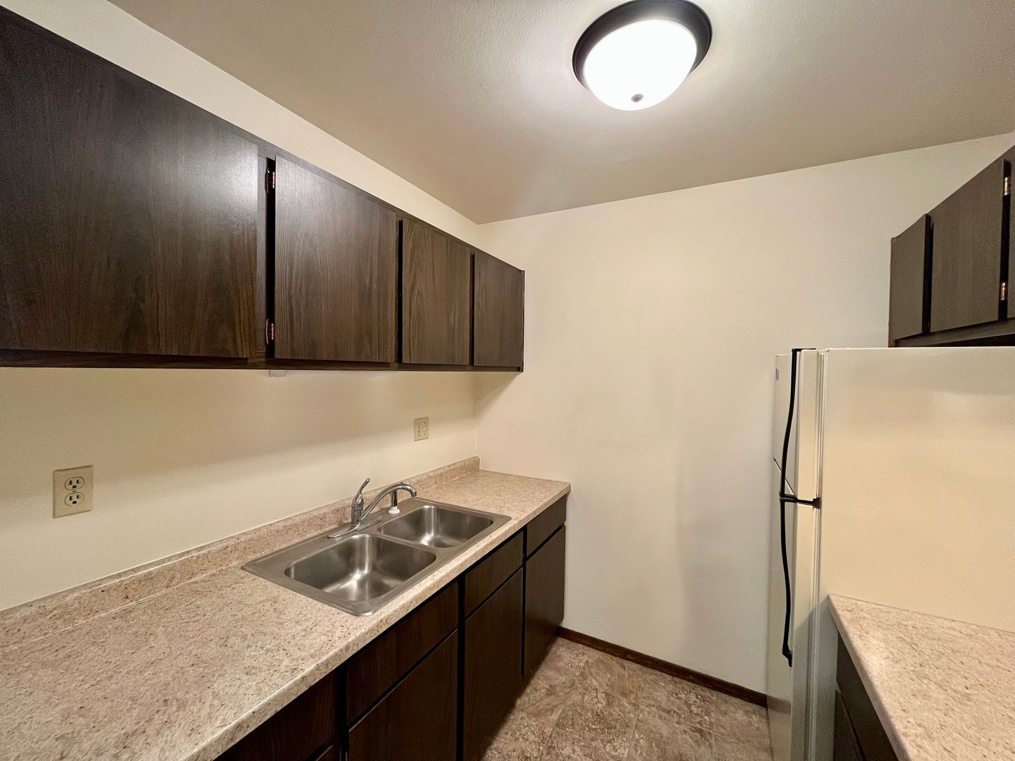 Marshfield Apartment: 619 Laurel Ct