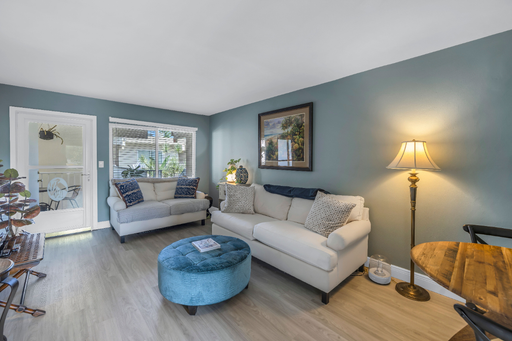 2- Bedroom End Unit Near The Beaches – photo 1