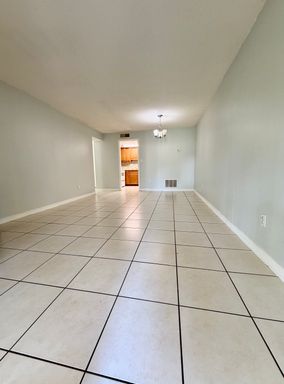 Nice 1-bedroom, 1-bathroom apartment. $1.00 security deposit with approved credit. – photo 1