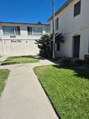 Oceanfront Unit w/Hardwood Floors & Onsite Laundry – photo 1